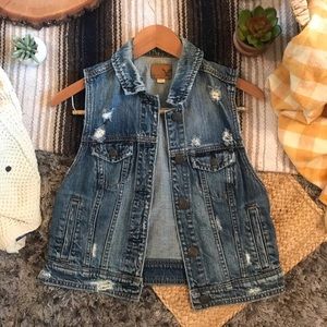 DISTRESSED JEAN VEST